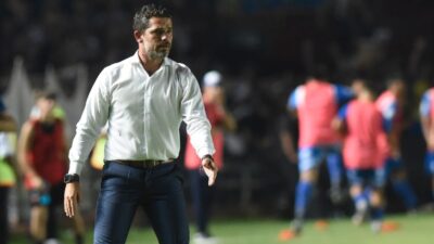 Fernando Gago se convierte en foco de críticas por la afición de Boca Juniors y la prensa argentina; tunden al extécnico de Chivas