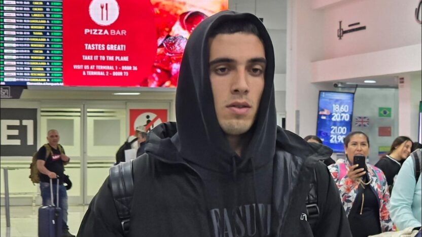Alex Padilla aterriza en México para cerrar su contratación con Pumas rumbo al Clausura 2025