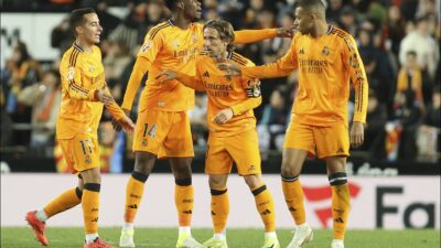 Bellingham y Modric rescatan al Real Madrid en una remontada agónica ante el Valencia