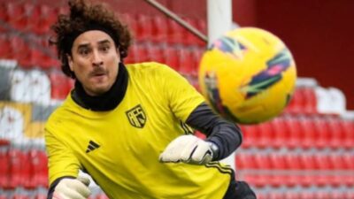 Guillermo Ochoa es goleado en su regreso a la portería del AVS