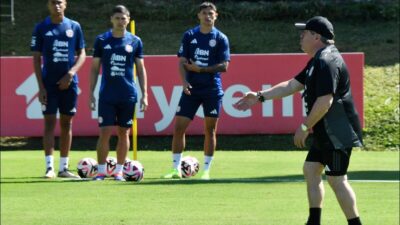 Piojo Herrera recibió duras criticas tras su debut con derrota como DT de Costa Rica