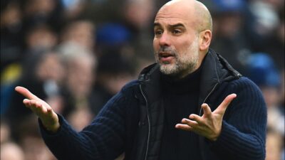 Pep Guardiola da 'jalón de oreja' a 'caza autógrafos', que ponen las firmas a la venta en internet