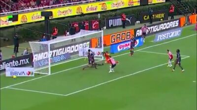 Alan Pulido anota gol en su regreso al Estadio Akron y pone adelante a las Chivas ante Xolos
