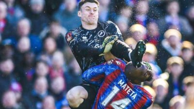 Delantero del Crystal Palace recibe una brutal patada en la cara que lo manda al hospital